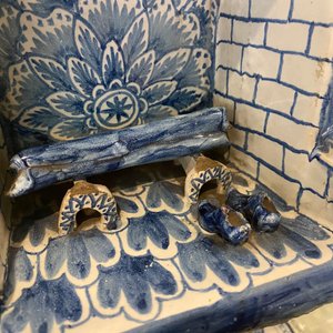 Een blauw-witte Delftse dekseldoos in de vorm van een haard, ca. 1800 — foto 8