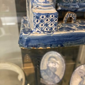 Een blauw-witte Delftse dekseldoos in de vorm van een haard, ca. 1800 — foto 9