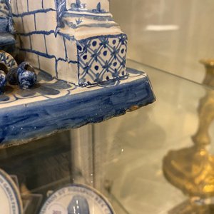 Een blauw-witte Delftse dekseldoos in de vorm van een haard, ca. 1800 — foto 10