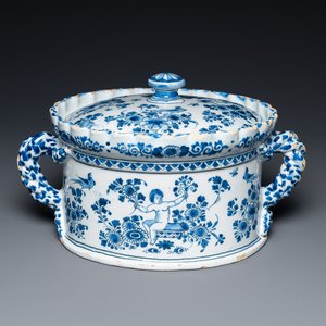 Een blauw-witte Delftse dekselterrine met putti, 17/18e eeuw — foto 1