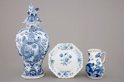 Een blauw-witte Delftse dekselvaas, een bordje en een roomkannetje, 18e eeuw