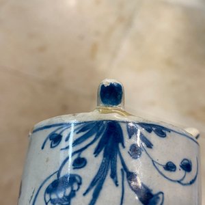 Een blauw-witte Delftse driepotige strooier met vogels bij bloesems, 1e helft 18e eeuw — foto 13