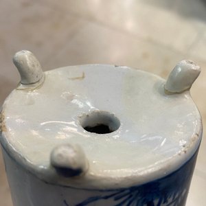 Een blauw-witte Delftse driepotige strooier met vogels bij bloesems, 1e helft 18e eeuw — foto 15