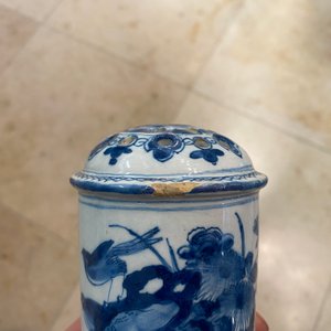 Een blauw-witte Delftse driepotige strooier met vogels bij bloesems, 1e helft 18e eeuw — foto 8
