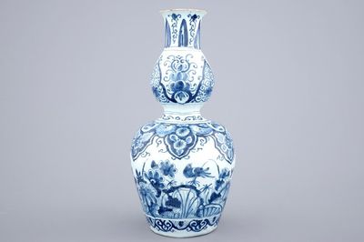 Een blauw-witte Delftse dubbele gourde vaas, 17/18e eeuw
