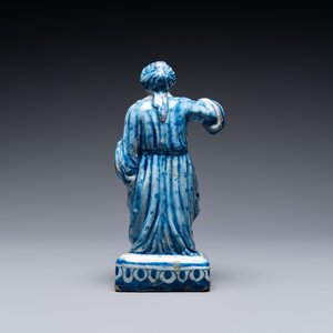 Een blauw-witte Delftse figuur van een zittende dame, 18e eeuw — foto 4