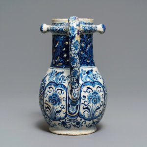 Een blauw-witte Delftse fopkan, gedat. 1737 — foto 3