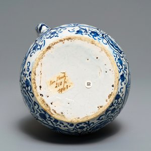 Een blauw-witte Delftse fopkan, gedat. 1737 — foto 6