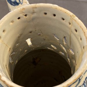 Een blauw-witte Delftse fopkan, gedat. 1737 — foto 8