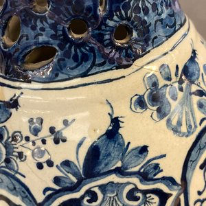 Een blauw-witte Delftse fopkan, gedat. 1737 — foto 9