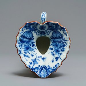 Een blauw-witte Delftse hartvormige kwispedoor, 18e eeuw — foto 1