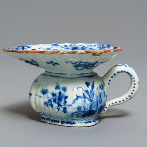 Een blauw-witte Delftse hartvormige kwispedoor, 18e eeuw — foto 3
