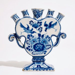 Een blauw-witte Delftse hartvormige tulpenvaas, 18e eeuw — foto 1