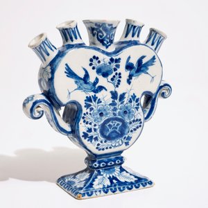 Een blauw-witte Delftse hartvormige tulpenvaas, 18e eeuw — foto 7