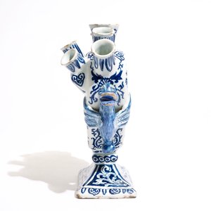 Een blauw-witte Delftse hartvormige tulpenvaas met amors, ca. 1700 — foto 3