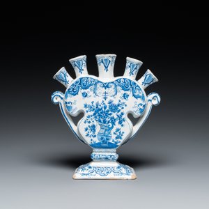 Een blauw-witte Delftse hartvormige tulpenvaas met bloemenvazen, 19e eeuw — foto 2