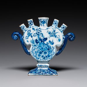 Een blauw-witte Delftse hartvormige tulpenvaas met een dame met cornucopia, 18e eeuw — foto 1