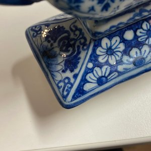 Een blauw-witte Delftse hartvormige tulpenvaas met putti, 1e helft 18e eeuw — foto 10