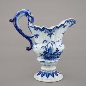 Een blauw-witte Delftse helmvormige kan, ca. 1760 — foto 2