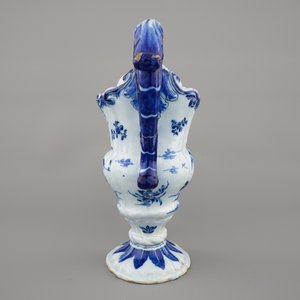 Een blauw-witte Delftse helmvormige kan, ca. 1760 — foto 5
