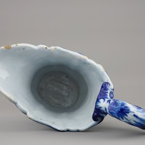 Een blauw-witte Delftse helmvormige kan, ca. 1760 — foto 7