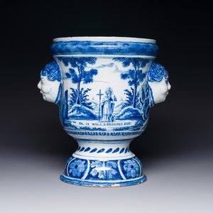 Een blauw-witte Delftse jardinière met de heilige Willibrordus en Johannes de Doper, 18e eeuw — foto 1