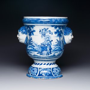 Een blauw-witte Delftse jardinière met de heilige Willibrordus en Johannes de Doper, 18e eeuw — foto 2
