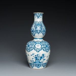 Een blauw-witte Delftse kalebasvaas, 1e kwart 18e eeuw — foto 1