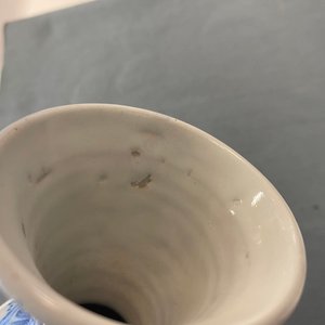 Een blauw-witte Delftse kalebasvaas met chinoiserie decor, eind 17e eeuw — foto 11