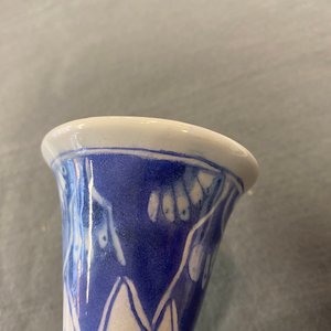 Een blauw-witte Delftse kalebasvaas met chinoiserie decor, eind 17e eeuw — foto 7