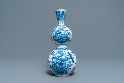 Een blauw-witte Delftse kalebasvaas met chinoiserie decor, eind 17e eeuw
