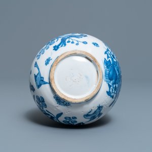 Een blauw-witte Delftse kalebasvaas met chinoiserie decor, eind 17e eeuw — foto 6