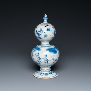 Een blauw-witte Delftse kalebasvormige spaarpot met een hertenjacht, gedateerd 1732 — foto 1