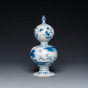 Een blauw-witte Delftse kalebasvormige spaarpot met een hertenjacht, gedateerd 1732 — foto 3