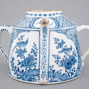Een blauw-witte Delftse kamerpot voor de Engelse markt, begin 18e eeuw — foto 2