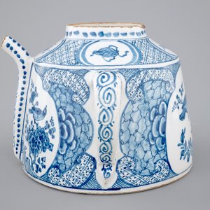 Een blauw-witte Delftse kamerpot voor de Engelse markt, begin 18e eeuw — foto 5