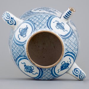 Een blauw-witte Delftse kamerpot voor de Engelse markt, begin 18e eeuw — foto 8