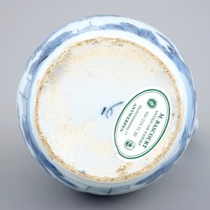Een blauw-witte Delftse kan met chinoiseriedecor, eind 17e eeuw — foto 6