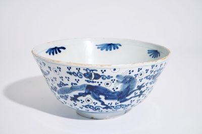 Een blauw-witte Delftse kom met chinoiseriedecor van draken, eind 17e eeuw