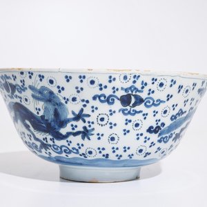 Een blauw-witte Delftse kom met chinoiseriedecor van draken, eind 17e eeuw — foto 3