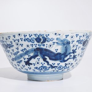 Een blauw-witte Delftse kom met chinoiseriedecor van draken, eind 17e eeuw — foto 5