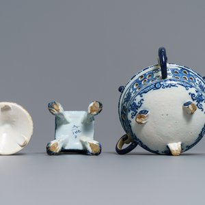 Een blauw-witte Delftse komfoor, een zoutvat en een opengewerkte sokkel, 18e eeuw — foto 6