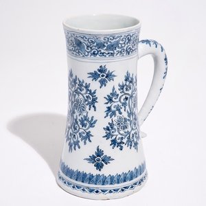 Een blauw-witte Delftse kroes met decor van lotusslingers in Ming-stijl, eind 17e eeuw — foto 1