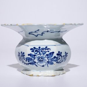 Een blauw-witte Delftse kwispedoor, 18e eeuw — foto 5