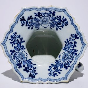 Een blauw-witte Delftse kwispedoor, 18e eeuw — foto 7