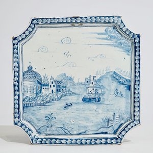 Een blauw-witte Delftse plaquette met een schip nabij de kust, 18e eeuw — foto 1