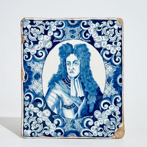 Een blauw-witte Delftse plaquette met het portret van Koning Willem III, ca. 1690 — foto 1