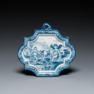 Een blauw-witte Delftse plaquette met Psyche en Amor, 18e eeuw — foto 1
