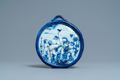 Een blauw-witte Delftse plaquette met reliëfdecor van putti met druiven, 18e eeuw