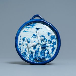 Een blauw-witte Delftse plaquette met reliëfdecor van putti met druiven, 18e eeuw — foto 1